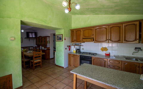 Casale Aiola: Cocina, Diseño De Interiores, Mueble, Piso, Mostrador, Techo, Aparato De Cocina, Suelo, Gabinetes, Habitación