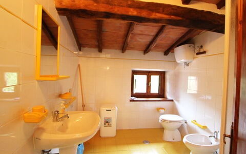 Casale Aiola: Habitación, Baño, Propiedad, Edificio, Diseño De Interiores, Casa, Techo, Arreglo De Tubería, Arquitectura, Baño