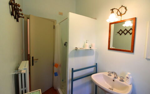 Olivo: Lavabo, Grifo, Propiedad, Arreglo De Tubería, Espejo, Lavabo Del Baño, Marco, Baño, Diseño De Interiores, Edificio