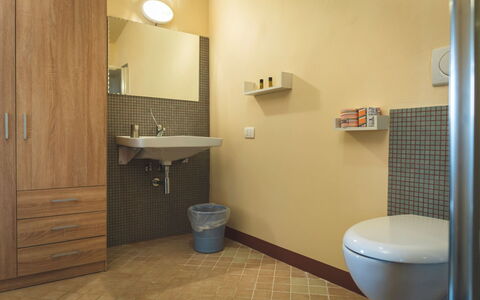 Poggio Falcone: Espejo, Arreglo De Tubería, Propiedad, Lavabo Del Baño, Lavabo, Edificio, Baño, Grifo, Púrpura, Mueble De Baño