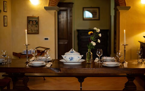 Villa degli Olivi: Habitación, Mesa, Diseño De Interiores, Mueble, Casa, Restaurante, Edificio, Arquitectura, Casa, Comedor