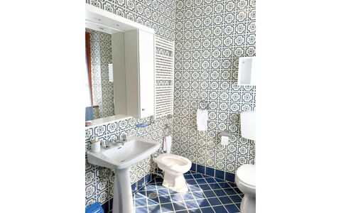 Villa Verniana: Piso, Diseño De Interiores, Suelo, Arreglo De Tubería, Baño, Asiento Del Baño, Baño, Loseta, Lavabo Del Baño, Plomería