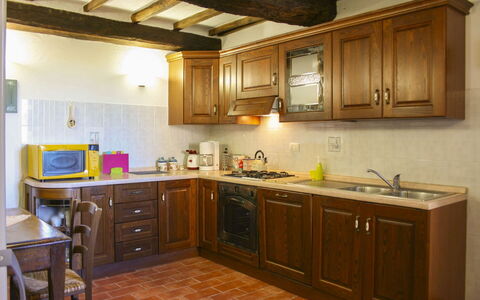 Borgo Antico: Cocina, Aparato De Cocina, Mostrador, Mueble, Gabinetes, Electrodoméstico, Diseño De Interiores, Madera, Piso, Techo