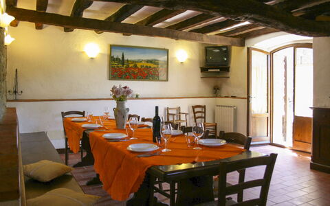 Borgo Antico: Mueble, Mesa, Diseño De Interiores, Techo, Comedor, Cocina Y Comedor Mesa, Silla, Encendiendo, Manteles, Habitación