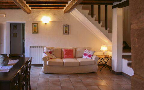 Borgo Antico: Mueble, Diseño De Interiores, Piso, Pared, Suelo, Madera, Habitación, Techo, Sofá, Sala