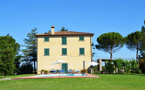 Villa Cantagallo: Cielo, Planta, Edificio, Ventana, Árbol, El Terreno Del Lote, Casa, Hierba, Cabaña, Barrio Residencial