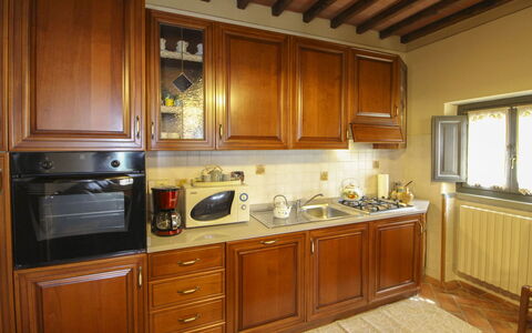 Agriturismo Ca di Vestro: Cocina, Aparato De Cocina, Electrodoméstico, Mostrador, Gabinetes, Madera, Mueble, Diseño De Interiores, Piso, Estufa De Cocina