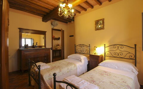 Agriturismo Ca di Vestro: Pared, Diseño De Interiores, Mueble, Techo, Habitación, Suelo, Piso, Cama, Habitación, Encendiendo