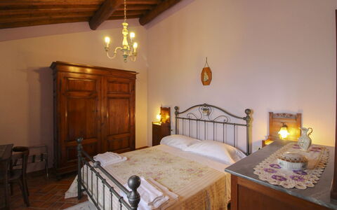 Agriturismo Ca di Vestro: Mueble, Pared, Diseño De Interiores, Piso, Habitación, Cama, Suelo, Techo, Habitación, Encendiendo