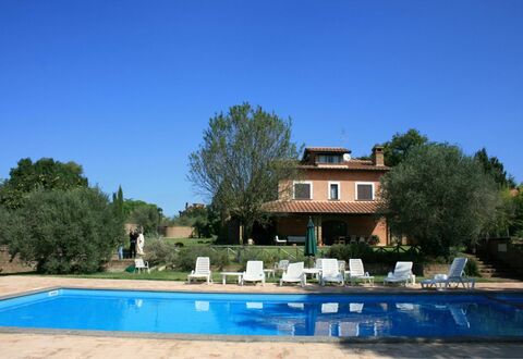 Villa Iris: Cielo, Agua, Edificio, Planta, Propiedad, Ventana, Árbol, Casa, Piscina, El Terreno Del Lote