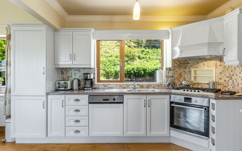Cuascrome: Gabinetes, Mostrador, Aparato De Cocina, Cocina, Estufa De Cocina, Madera, Electrodoméstico, Cajón, Diseño De Interiores, Manchas De Madera