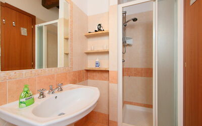 Fogolar 130.1: Espejo, Grifo, Lavabo, Arreglo De Tubería, Lavabo Del Baño, Propiedad, Mueble De Baño, Baño, Madera