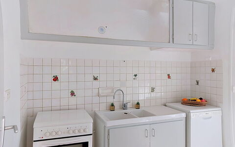 Les Hirondelles: Cocina, Piso, Mostrador, Fregadero, Lavabo, Electrodoméstico, Aparato De Cocina, Suelo, Diseño De Interiores, Arreglo De Tubería