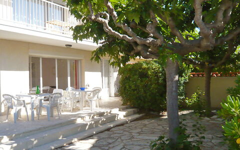 Les Hirondelles: Planta, Edificio, Ventana, Árbol, Superficie De La Carretera, Sombra, Diseño Urbano, Barrio Residencial, Bienes Raíces, Ciudad