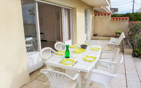 Les Hirondelles: Mesa, Mueble, Planta, Propiedad, Edificio, Silla, Vajilla, Diseño De Interiores, Mesa Al Aire Libre, Mueble Para Exteriores