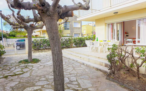 Les Hirondelles: Planta, Edificio, Cielo, Superficie De La Carretera, Ventana, Casa, Diseño Urbano, Árbol, Madera, Pared