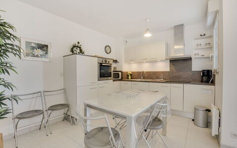 Cavalaire 170: Propiedad, Habitación, Blanco, Mueble, Diseño De Interiores, Edificio, Casa, Cocina, Suelo, Mesa