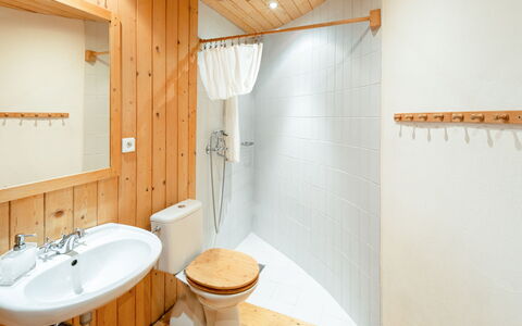 Ruprechtovský Mlýn: Grifo, Arreglo De Tubería, Lavabo, Espejo, Lavabo Del Baño, Propiedad, Baño, Madera, Diseño De Interiores, Planta