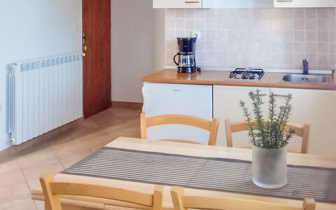 Pula Krnica 102: Mesa, Mueble, Propiedad, Planta, Mostrador, Producto, Madera, Edificio, Fregadero, Cocina
