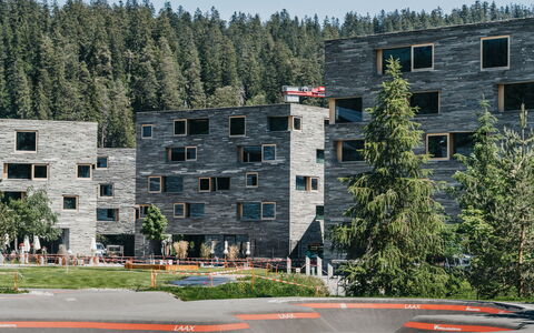 Comfort Alpine: Planta, Edificio, Propiedad, Ventana, Cielo, Árbol, Arquitectura, Diseño Urbano, El Terreno Del Lote, Barrio