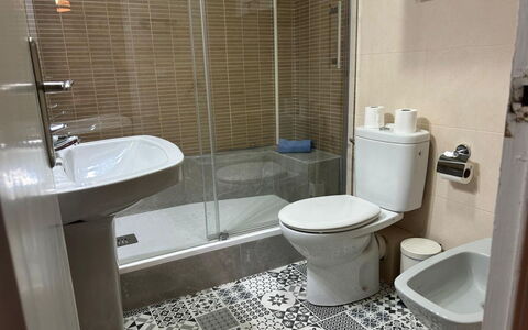 Eixample Esq Rocafort Diputacio: Asiento Del Baño, Baño, Baño, Arreglo De Tubería, Piso, Suelo, Diseño De Interiores, Lavabo, Plomería, Lavabo Del Baño