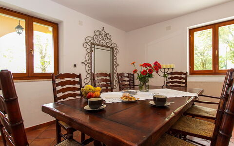 Biljana: Habitación, Mueble, Comedor, Propiedad, Diseño De Interiores, Mesa, Edificio, Cocina Y Comedor Mesa, Techo, Suelo