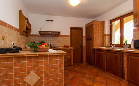 Biljana: Propiedad, Habitación, Edificio, Mueble, Cocina, Mostrador, Gabinetes, Loseta, Suelo, Casa