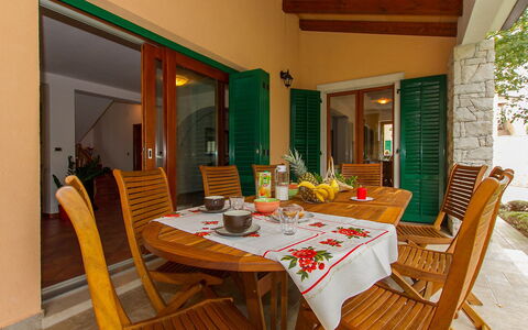 Ana: Propiedad, Comedor, Habitación, Mueble, Mesa, Edificio, Diseño De Interiores, Bienes Raíces, Casa, Cocina Y Comedor Mesa