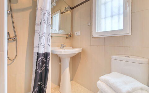 Isabel: Baño, Propiedad, Habitación, Pared, Suelo, Loseta, Diseño De Interiores, Casa, Bienes Raíces, Arquitectura
