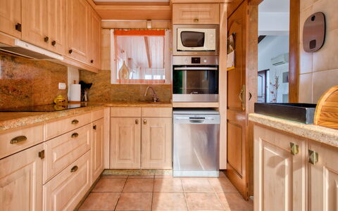 Isabel: Marrón, Mostrador, Gabinetes, Propiedad, Mueble, Aparato De Cocina, Cocina, Madera, Estufa De Cocina, Diseño De Interiores