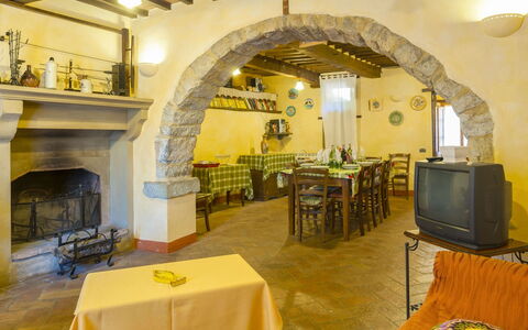 Casa la Primula: Mueble, Pared, Diseño De Interiores, Mesa, Techo, Cocina Y Comedor Mesa, Silla, Piso, Habitación, Comedor