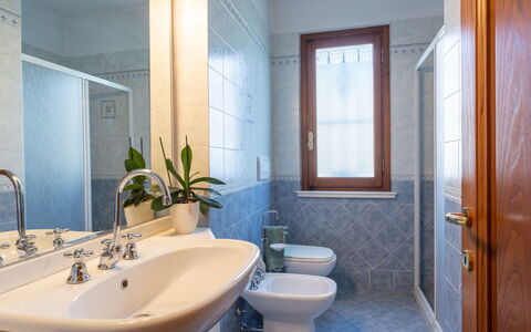 Marinella: Espejo, Arreglo De Tubería, Grifo, Propiedad, Lavabo, Lavabo Del Baño, Planta, Baño, Púrpura, Azur