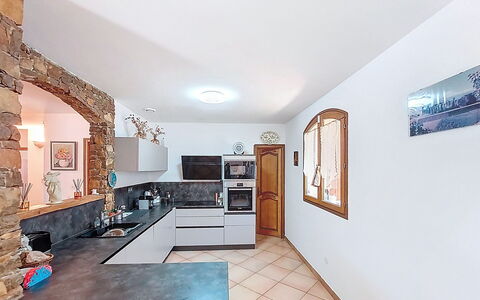La Péguière: Cocina, Diseño De Interiores, Mostrador, Mueble, Piso, Techo, Suelo, Gabinetes, Habitación, Aparato De Cocina