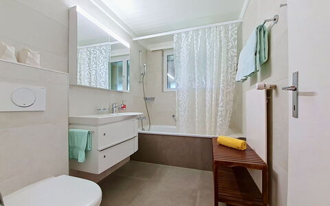 Chalet Almis 5: Baño, Diseño De Interiores, Arreglo De Tubería, Piso, Suelo, Lavabo Del Baño, Mueble De Baño, Lavabo, Grifo, Baño