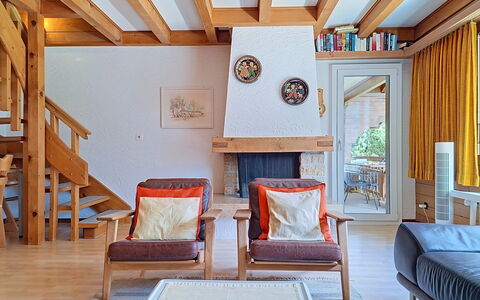 Chalet Almis 5: Mueble, Diseño De Interiores, Piso, Suelo, Madera, Techo, Habitación, Silla, Sala, Suelos De Madera