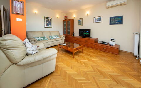 Matko: Marco, Mueble, Propiedad, Sofá, Mesa, Edificio, Comodidad, Planta De Casa, Encendiendo, Sala