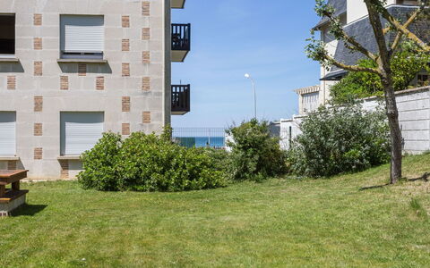 Deauville-Trouville 204: Planta, Cielo, Propiedad, Ventana, Edificio, Luz De La Calle, El Terreno Del Lote, Hierba, Árbol, Maceta