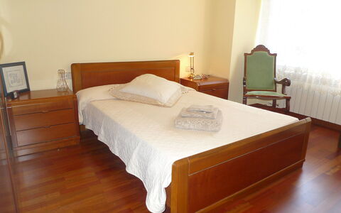 Olot: Habitación, Cama, Mueble, Habitación, Sábana, Colchón, Marco De La Cama, Propiedad, Lecho, Suelo