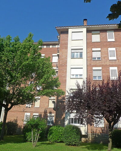 Olot: Planta, Cielo, Edificio, Propiedad, Ventana, Árbol, Coche, Vehículo, Hierba, Diseño Urbano