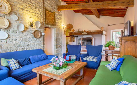 Villa Monteloro: Mesa, Sofá, Mueble, Propiedad, Azul, Planta De Casa, Azur, Marco, Diseño De Interiores, Sala