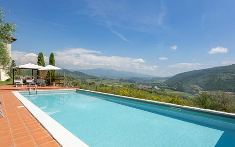 Villa Monteloro: Agua, Cielo, Planta, Nube, Propiedad, Piscina, Edificio, Azur, Árbol, Rectángulo