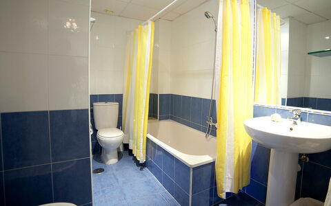Turquesa Beach 03: Baño, Habitación, Propiedad, Diseño De Interiores, Arreglo De Tubería, Arquitectura, Pared, Loseta, Baño, Edificio