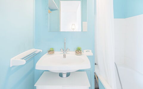 Le Méditerranée: Espejo, Grifo, Arreglo De Tubería, Propiedad, Lavabo Del Baño, Baño, Púrpura, Azul, Lavabo, Producto