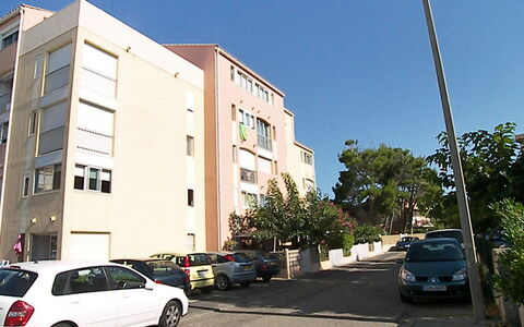 Le Méditerranée: Coche, Rueda, Cielo, Edificio, Vehículo, Propiedad, Luz De La Calle, Ventana