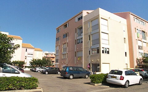 Le Méditerranée: Coche, Edificio, Cielo, Planta, Vehículo, Rueda, Ventana, Diseño Urbano
