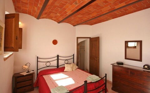 Pienza: Habitación, Cama, Habitación, Mueble, Propiedad, Edificio, Diseño De Interiores, Techo, Sábana, Marco De La Cama