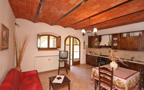 Pienza: Habitación, Propiedad, Edificio, Mueble, Diseño De Interiores, Habitación, Techo, Casa, Suite, Bienes Raíces