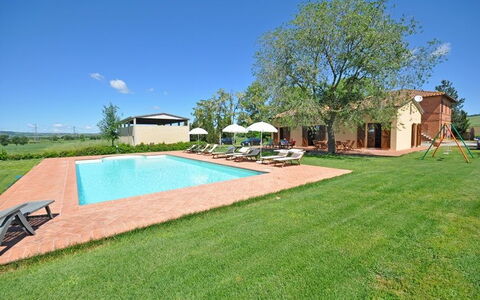 Pienza: Propiedad, Piscina, Hierba, Bienes Raíces, Casa, El Terreno Del Lote, Casa, Inmuebles, Edificio, Patio Interior