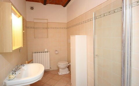 Pienza: Propiedad, Habitación, Baño, Bienes Raíces, Edificio, Diseño De Interiores, Loseta, Casa, Arquitectura, Suelo