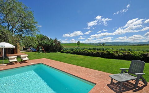 Pienza: Propiedad, Piscina, Bienes Raíces, Casa, Casa, Inmuebles, Hierba, Edificio, Patio Interior, Barrio Residencial